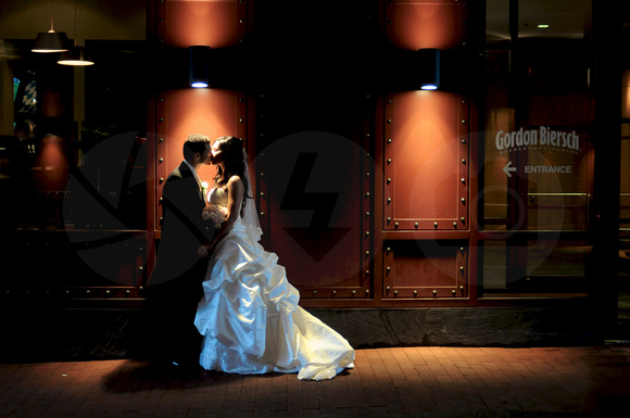 Bride and groom kiss outside in the rain at gordon biersch columbus ohio